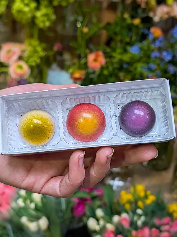 Boîte de chocolats aux fleurs comestibles - Fleuriste Binette et filles - Montréal Montréal