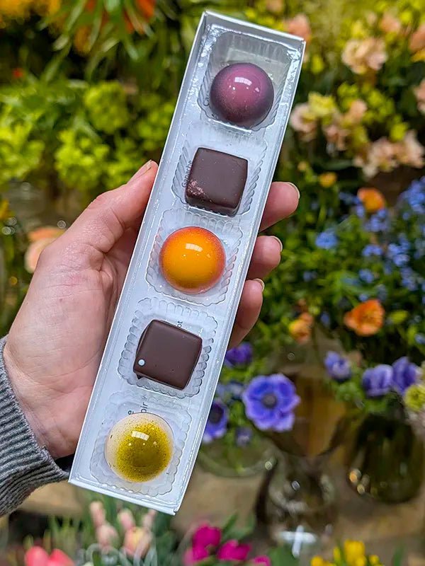 Boîte de chocolats aux fleurs comestibles - Fleuriste Binette et filles - Montréal Montréal