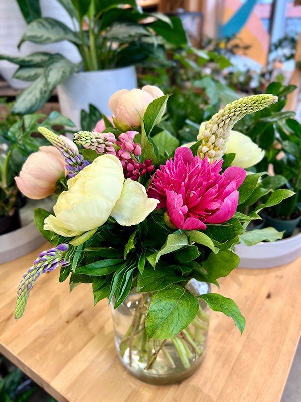 Bouquet de pivoines et lupins du Québec - Fleuriste Binette et filles - Montréal Montréal