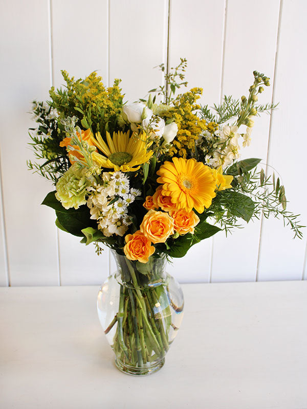 Bouquet de fleurs teintes de jaune et blanc doux