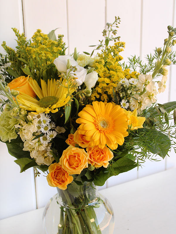 Bouquet de fleurs teintes de jaune et blanc doux
