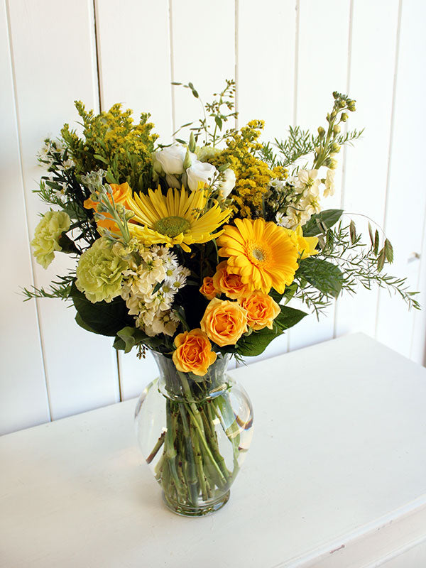 Bouquet de fleurs teintes de jaune et blanc doux